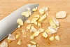 Comment hacher de l'ail sans hachoir : astuces et techniques simples