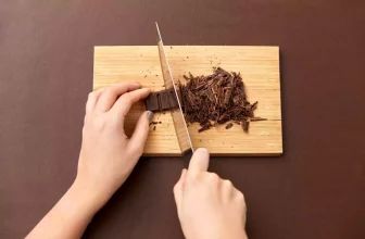 Comment hacher du chocolat : techniques et astuces